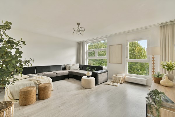  Bright two-bedroom maisonette with spacious terrace, open views and perpetually redeemed ground lease